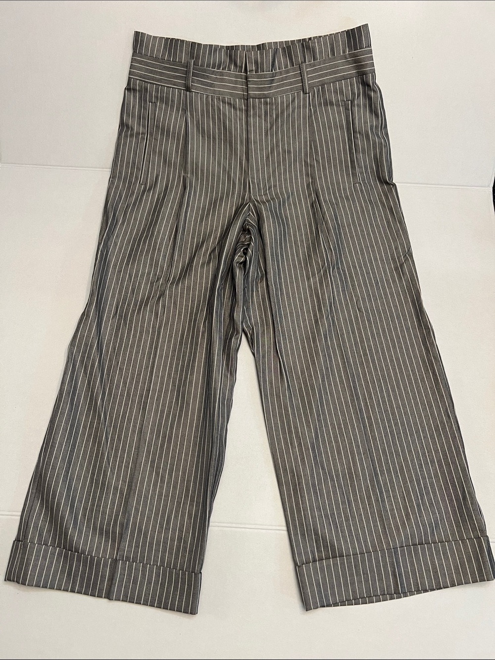 NANETTE LEPORE SASSY PANTS GRAY & CREAM  PINSTRIPED CROPPED TROUSER SIZE 8